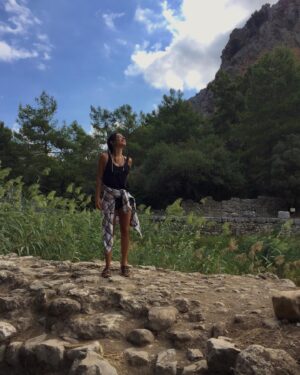 Bihter Delüv Instagram - Bu, hayatın yanağından makas almaktır.