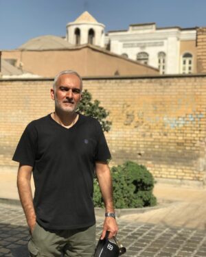Bijan Banafshekhah Instagram - اصفهان، سنگ تراشها، سنگ تراشون
Photo by: @habibnarimani1980
#esfahan 
#اصفهان 
#بیژن_بنفشه_خواه
#isfahan
پ.ن: اگه محدودیتها و قوانین سختگیرانه نبود، بیشتر از نفت، میتونستیم از گردشگران خارجی، سرمایه وارد ایران کنیم.