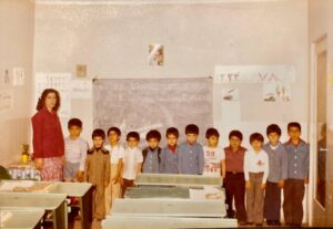 Bijan Banafshekhah Instagram - کلاس اول دبستان مهرماه سال ۱۳۵۸،سرکارخانم پاداش❤️معلم عزیز و مهربونمون بودند و بنده هم با روپوش آبی و پیراهن قرمز دقیقا در وسط ایستادم
مدرسه کودکِ امروز (قدس فعلی) در خیابون جاده قدیم،دکتر شریعتی فعلی، بالاتر از پل سیدخندان هست. 
یاسمین هم رفت کلاس اول. ❤️😘
خداروشکر که دیگه قرار نیست برم مدرسه، هرسال اول مهر خداروشکر می کنم.😁
در ضمن نشون دادن عکس مدرسه رو از ارژنگ جان امیرفضلی یاد گرفتم، کپی رایتش مال ایشونه😊