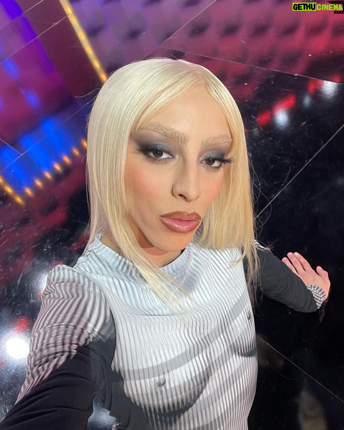 Bilal Hassani - 20.4K Likes - si honorée de pouvoir revenir sur le plateau de drag race france pour un mini challenge inédit , le lip sync LIVE !
Merci @thenickydoll , @rafcioffi @france.tv et toutes les queens pour ce moment incroyable 🛴🛴🛴