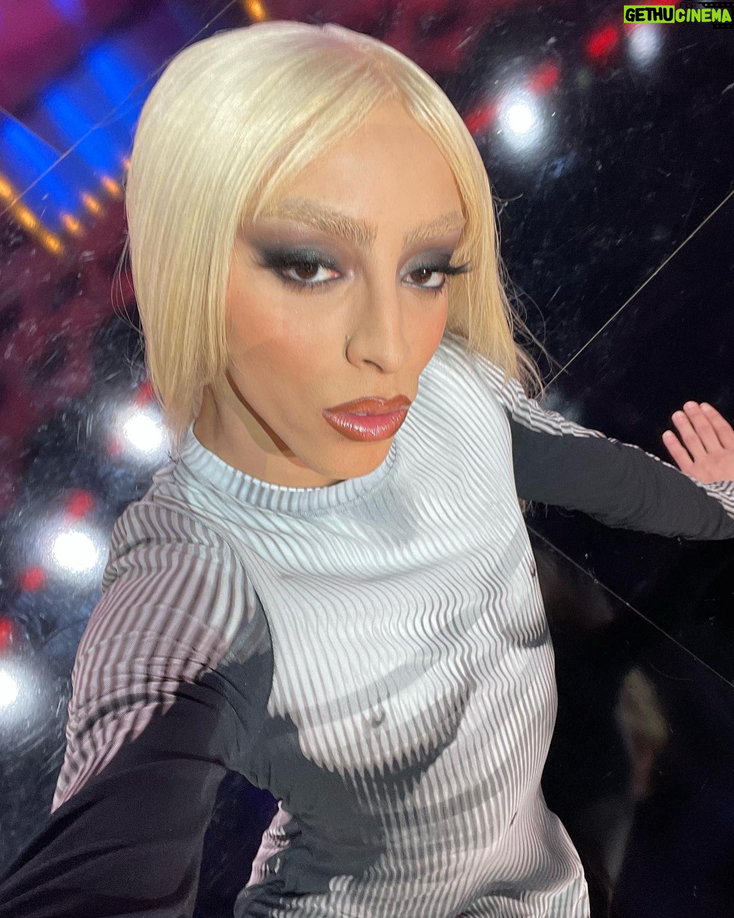 Bilal Hassani - 20.4K Likes - si honorée de pouvoir revenir sur le plateau de drag race france pour un mini challenge inédit , le lip sync LIVE !
Merci @thenickydoll , @rafcioffi @france.tv et toutes les queens pour ce moment incroyable 🛴🛴🛴