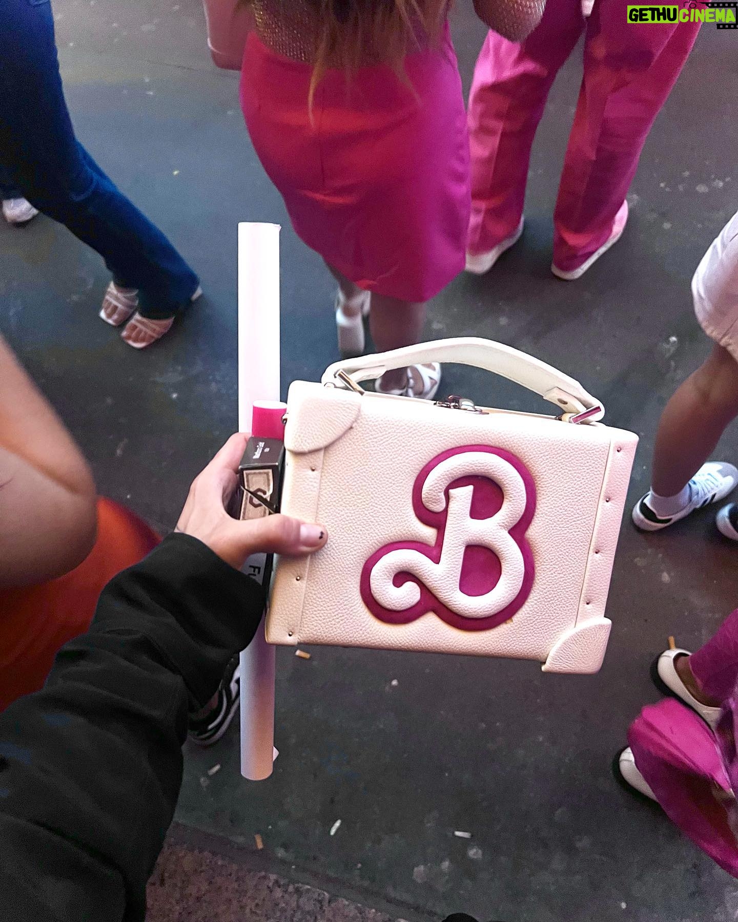 Bilal Hassani - 33.1K Likes - Come on Barbie !
Our take on Barbie’s wonderful world, through to the amazing work of @harris_reed for @ninaricci and @louboutinworld.
Special thanks to @oziasparis for the custom B(arb)ilal bag!
Assisted by @jnrc_
Hair by @dorianjollet
MU by @clotildemakeupartist