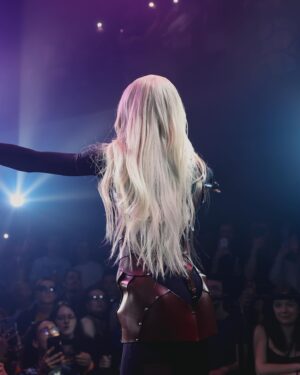 Bilal Hassani Instagram - THÉORÈME IS GOING LIIIIIIVE!!!!

Are you coming?

Tour was kicked off last night and I’m so happy to finally sing for you all ♥️
Merci la Belgique 🇧🇪 et merci la @flash_brussels pour l’accueil !

Incredible outfit by @ichor_creation