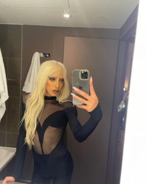 Bilal Hassani Instagram - THÉORÈME IS GOING LIIIIIIVE!!!!

Are you coming?

Tour was kicked off last night and I’m so happy to finally sing for you all ♥️
Merci la Belgique 🇧🇪 et merci la @flash_brussels pour l’accueil !

Incredible outfit by @ichor_creation