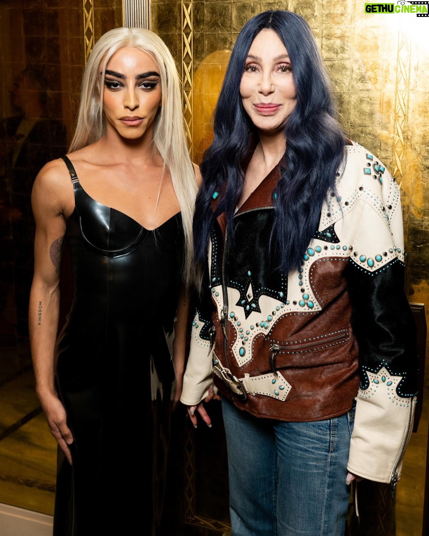 Bilal Hassani - 20.8K Likes - so I met my idol @cher , this Fashion week is over and I’m so ready for Christmas ! Stream #DjPlayAChristmasSong
Street shots 📸 by @djuliaher