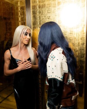 Bilal Hassani Instagram - so I met my idol @cher , this Fashion week is over and I’m so ready for Christmas ! Stream #DjPlayAChristmasSong 

Street shots 📸 by @djuliaher