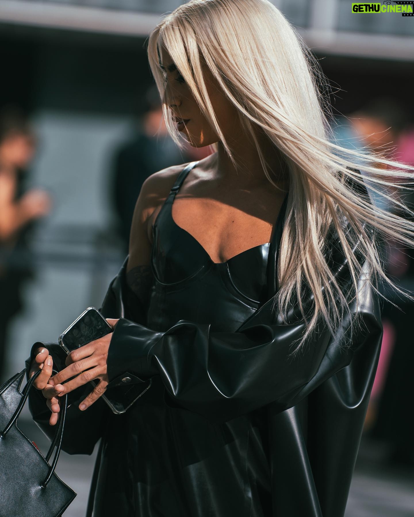 Bilal Hassani - 20.8K Likes - so I met my idol @cher , this Fashion week is over and I’m so ready for Christmas ! Stream #DjPlayAChristmasSong
Street shots 📸 by @djuliaher