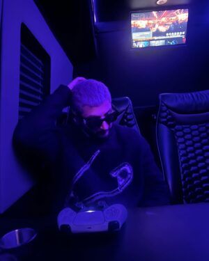 Bilal Saeed Instagram - Shirt ka colour baalon pe aa gaya 😜😈
