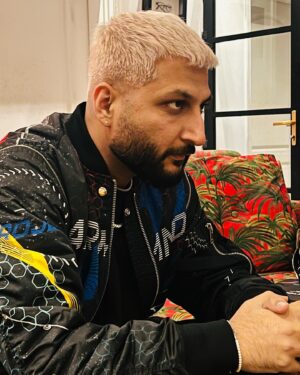 Bilal Saeed Instagram - Consistently inconsistent 🤫🥂
Get this lovely shawl @loveclosely 👌🏻