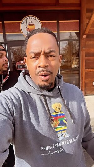 Bill Bellamy Instagram - #SundayFunday We found an amazing food spot !!! @theforumbluescafe  OMG!! Black owned and incredible…. Stop By For A Great Experience!!!! It’s inside the train station!!!!!! 😂😂😂😂😂