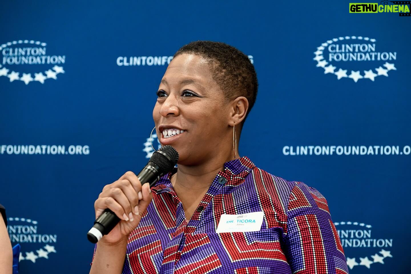 Bill Clinton - 408 Likes - Together with @frameworksinstitute and @rockefellerfdn, @2SmalltoFail released a new resource for storytellers on how we can reframe the narrative and drive increased action on the climate crisis and its unique impact on children and families.
📸: Max Orenstein