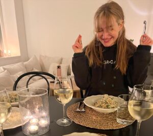 Billie Barker Instagram - Prøver å bruke brillene mine litt mer