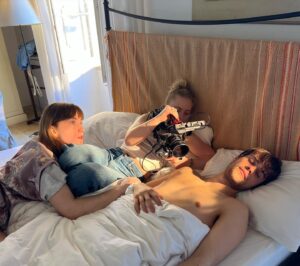 Billie Barker Instagram - Prøver å bruke brillene mine litt mer