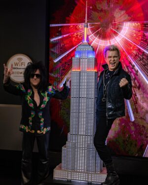 Billy Idol Instagram - More, more, more photos from the Empire State Building 👊🏻⚡️ can’t think of a better way to honor this record than in the city where it all started! -BFI

📸: Amanda Stevens