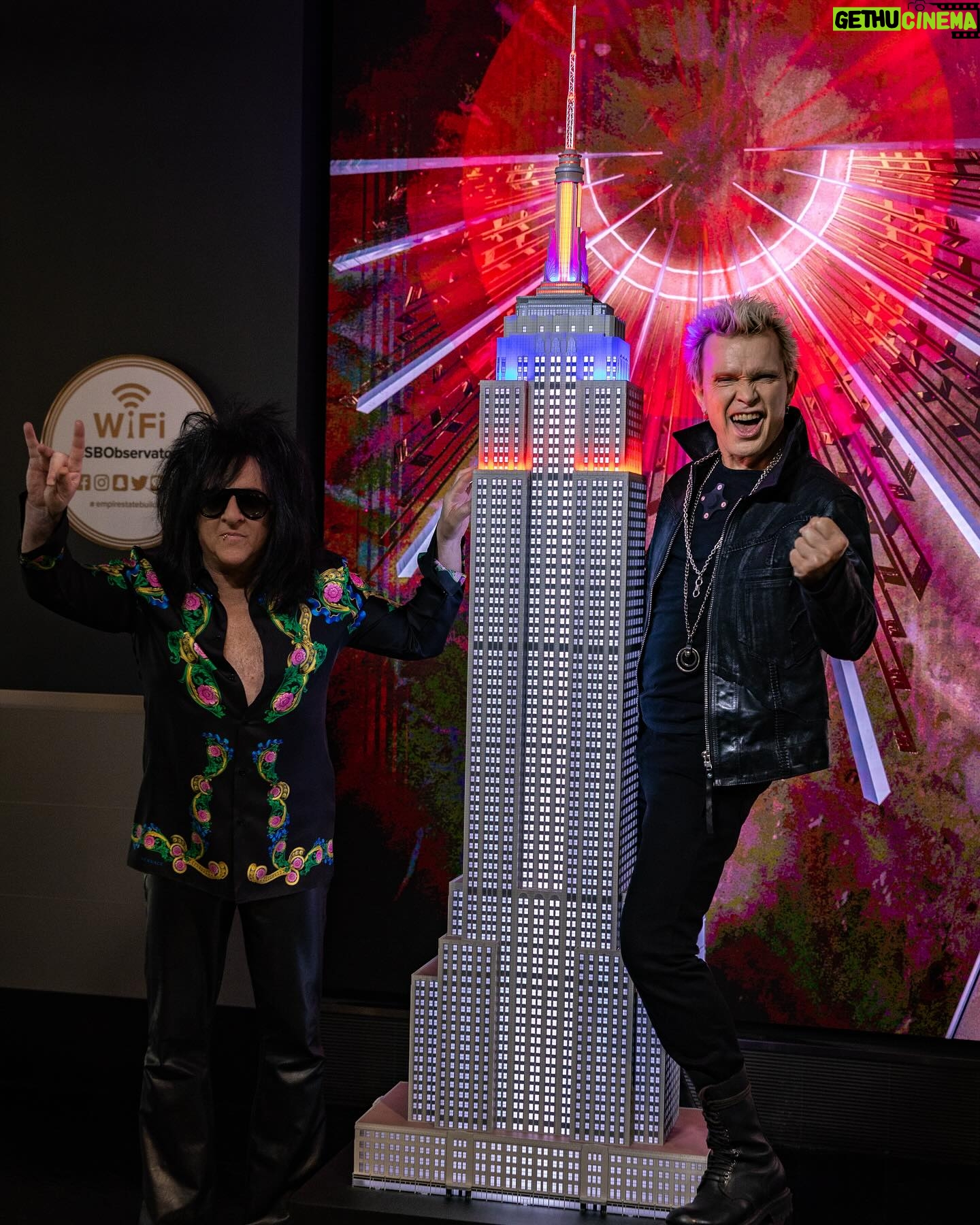 Billy Idol - 9.6K Likes - More, more, more photos from the Empire State Building 👊🏻⚡️ can’t think of a better way to honor this record than in the city where it all started! -BFI
📸: Amanda Stevens