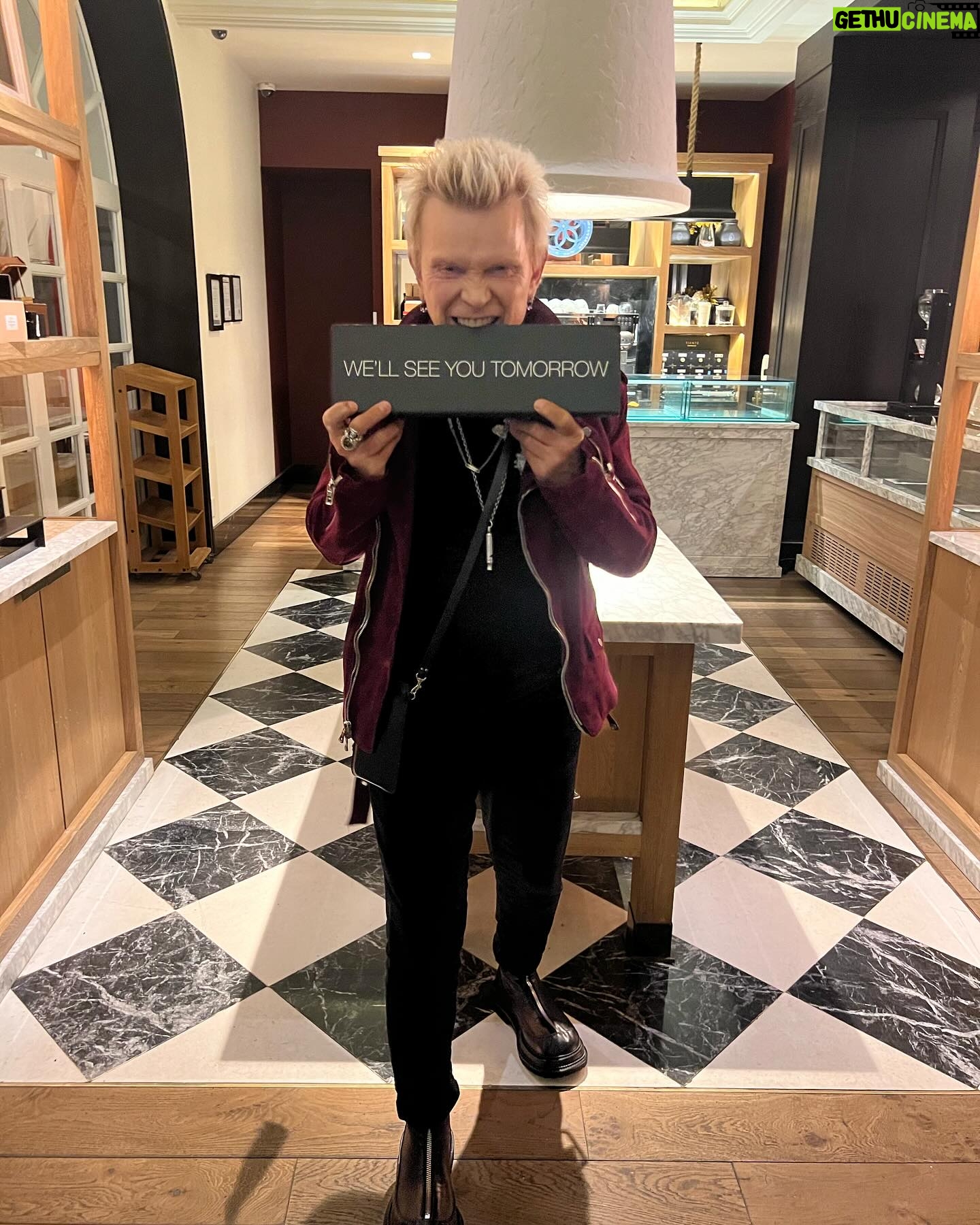 Billy Idol - 10.5K Likes - Here in #mexicocityofficial enjoying the night … 👀 forward to our show in Mexico tomorrow-BFI
