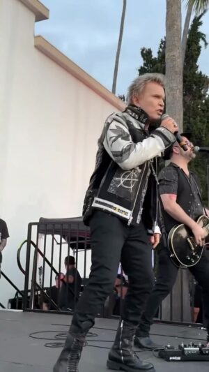 Billy Idol Instagram - “Do You Wanna Dance” with @timtimebomb from the @johnnyramone tribute show in LA. 🎥Video by: @losangelespunkrocker