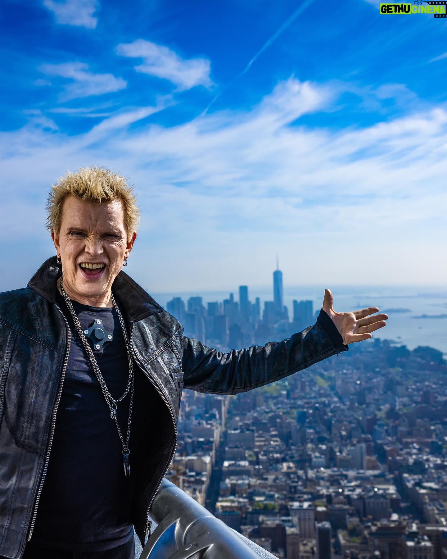 Billy Idol - 9.6K Likes - More, more, more photos from the Empire State Building 👊🏻⚡️ can’t think of a better way to honor this record than in the city where it all started! -BFI
📸: Amanda Stevens