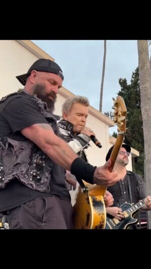 Billy Idol Instagram - “Beat on the Brat” with @timtimebomb from the @johnnyramone tribute show in LA. 🎥Video by: @losangelespunkrocker