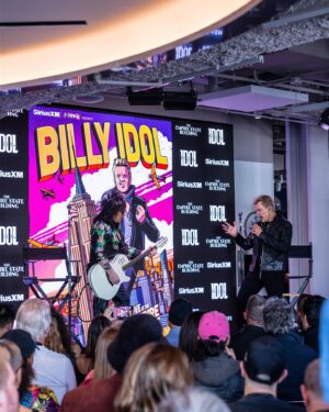 Billy Idol Instagram - More, more, more photos from the Empire State Building 👊🏻⚡️ can’t think of a better way to honor this record than in the city where it all started! -BFI

📸: Amanda Stevens