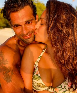 Bipasha Basu Instagram - Husband Appreciation Post 🩷🙏🧿My Home 🩷🧿
Thank you Monkey🩷🧿
#monkeylove #choosingsunshine #choosonghapiness