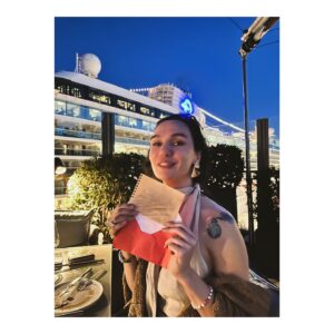 Birce Akalay Instagram - Yes, I have now left behind exactly 40 years of my life. 
I would like to thank all my friends and my dear love who blessed me with their sincere wishes, love and gifts all day long.
I think I have accumulated the most beautiful people in the world. Thanks to you, I feel very lucky and strong. I’m grateful for your existence.

I’m glad you gave birth to me, Mum. 
I’m glad you protected me, Dad.

I love you so much!

🧜🏻‍♀️