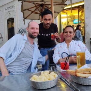Birsa Dasgupta Instagram - Hello Isabella, Alessandro, Tommaso.. when do we meet again? Shall it be in Rome or New York or in India? Wish to hear stories of Gill and Roberto! Why don't we revive Sonali's boutique? Keen to show you films made by Hari, Raja, Ribhu and me! Would love to hear more about your stunning mama, Isa! How's your new film shaping up Ale? Let's plan a reunion soon! 

@isabellarossellini @alessandro_rossellini 

Rossellini - Dasgupta
A family full of actors and filmmakers! 

#family #italy #india #history #cinema #love #life
