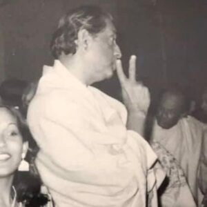 Birsa Dasgupta Instagram - Birthday Boy ✌🏽 Satyajit Ray 😎

This one's from my parents wedding album 🙃

#satyajitray #ray #cinema #birthday