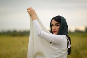 Bita Ahmadi Instagram - 💫🌾
هفت شهر عشق را عطار گشت 
ما هنوز اندر خم يك كوچه ايم
———————————-
📸 : @saeid_shojaei 
#بيتا_احمدي #مولانا #bitaahmadi