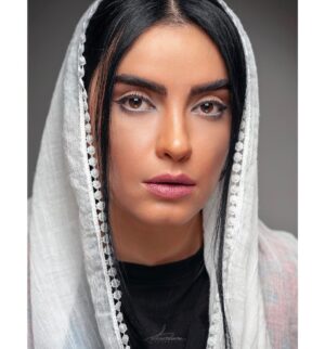 Bita Ahmadi Instagram - 🌹🌾
گفتند یافت می‌نشود جسته‌ایم ما
گفت آنک یافت می‌نشود آنم آرزوست
——————————————-
Make up : @pv____sh____a 
📸 : @mohsenbazianfar 
#بيتا_احمدي #مولانا #bitaahmadi