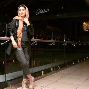 Bita Beigi Instagram - آتابای فیلمی معاصر در بافتاری باستانی؛

فیلم با شمارش اعدادی به زبان ترکی آذری آغاز می‌گردد که نمادی از زمان مرگی موعود اما نامشخص است. زبان ترکی در بافتار اثر تاثیری شگرف دارد فیلم به طور توامان هم درون فرهنگ فولک شکل می‌گیرد و هم در لایه‌ای دیگر مفاهیمی ابدی ازلی مانند مرگ و عشق را به میان می‌کشد و تمامی این مفاهیم در دل یک فضای یوتوپیایی در خانه‌ی مادری و با زبان مادری شکل می‌گیرد.
آتابای یک سلف پرتره‌ی عظیم است که نوستالژی‌های فردی را به مفهومی جاودانه پیوند می‌زند.
بافتار فیلم علی‌رغم تمرکز بر رفتارهای مردانه‌ی سنتی به سراغ زخم‌های سنت می‌رود و داغی که مردسالاری بر دل مردان می‌گذارد؛ دلتنگی برای خواهری که نیست و نبودنش همزمانی توامان غیاب عشق و حضور مرگ است. 
#آتابای #فرنوش_آباء 
عکس:شاداب وثوقی عزیز♥️