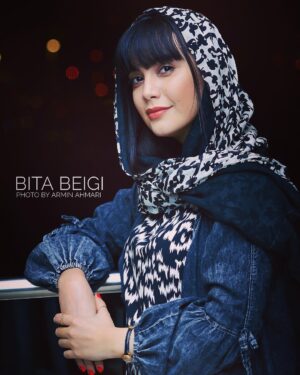 Bita Beigi Instagram - ﺩﯾﻮﺍﻧﻪ ﻭ ﺩﻟﺒﺴﺘﻪ ﻱ ﺍﻗﺒﺎﻝ ﺧﻮﺩﺕ ﺑﺎﺵ
ﺳﺮﮔﺮﻡ ﺧﻮﺩﺕ ﻋﺎﺷﻖ ﺍﺣﻮﺍﻝ ﺧﻮﺩﺕ ﺑﺎﺵ 
ﯾﮏ ﻟﺤﻈﻪ ﻧﺨﻮﺭ ﺣﺴﺮﺕ ﺁﻥ ﺭﺍ ﮐﻪ ﻧﺪﺍﺭﯼ
ﺭﺍﺿﯽ ﺑﻪ ﻫﻤﯿﻦ ﭼﻨﺪ ﻗﻠﻢ ﻣﺎﻝ ﺧﻮﺩﺕ ﺑﺎﺵ 
ﺩﻧﺒﺎﻝ ﮐﺴﯽ ﺑﺎﺵ ﮐﻪ ﺩﻧﺒﺎﻝ ﺗﻮ ﺑﺎﺷﺪ
ﺍﯾﻨﮕﻮﻧﻪ ﺍﮔﺮ ﻧﯿﺴﺖ ﺑﻪ ﺩﻧﺒﺎﻝ ﺧﻮﺩﺕ ﺑﺎﺵ 
ﭘﺮﻭﺍﺯ ﻗﺸﻨﮓ ﺍﺳﺖ ﻭﻟﯽ ﺑﯽ ﻏﻢ ﻭ ﻣﻨﺖ
ﻣﻨﺖ ﻧﮑﺶ ﺍﺯ ﻏﯿﺮ ﻭ ﭘﺮ ﻭ ﺑﺎﻝ ﺧﻮﺩﺕ ﺑﺎﺵ 
ﺻﺪ ﺳﺎﻝ ﺍﮔﺮ ﺯﻧﺪﻩ ﺑﻤﺎﻧﯽ ﮔﺬﺭﺍﻧﯽ
ﭘﺲ ﺷﺎﮐﺮ ﻫﺮ ﻟﺤﻈﻪ ﻭ ﻫﺮ ﺳﺎﻝ ﺧﻮﺩﺕ ﺑﺎﺵ …

#اقبال_لاهوری 
عكس : ارمين احمرى