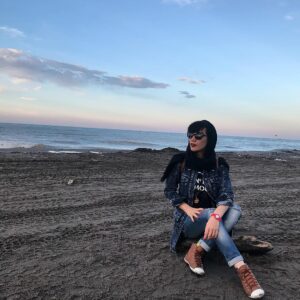Bita Beigi Instagram - یونگ اعتقاد داشت که اگه چیزی رو میخوای، ولی نمیشه، هی آرزو میکنی ولی کاری نمیتونی براش بکنی، چیزی در روان تو هست، در بخش هایی از ناخوداگاه تو که رسیدن به آن آرزو را نمیخواهد و چون آنکه نمیخواهد از آنچه تو در خوداگاه میخواهی قویتر است پس آن آرزو محقق نمیگردد.
راهکار: سفر به درون و دیدن آنچه امروز قابل  مشاهده نیست
#بهار #٩٨
