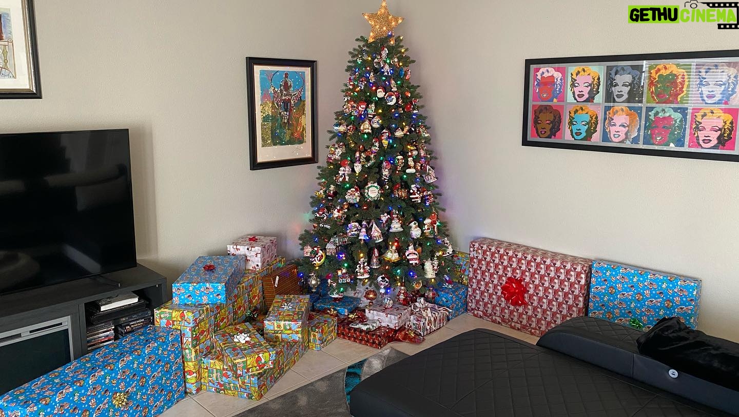 Bizzy Bone - 5K Likes - Merry Christmas from the McCane Family to yours!
Happy Holidays!