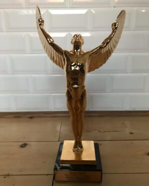 Bjarne Mädel Instagram - #Dankbarkeit #Jupiter award #Jupiter Preis #danke an Euch alle, die für mich gestimmt haben 🙏@jupiteraward #Hammer #Danke an die Leser und Leserinnen von @cinema_magazin  und @tv_spielfilm #Sörensen hat Flügel #danke @sven_stricker @claussenputz @ard @ardmediathek @ndr.de @netflix.deu @krislesch @ninahauncasting  @leommmmmeier @luise.heyer @karoline_eichhorn @michaelmaertensoffical @ollikleinfeld @mirihimmelsberger @bnnppnn @cholsten20459 @caterinaczepek @volkerbertelmann_official #stolz @agenturschottkreutzer @jupiterjones 😜 #feelin #prettyprettyprettygood #Sörensen fängt Preis 🥇#leben #bonustime  #☀️aus dem 🍑