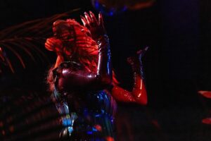Björk Instagram - thank you for last night brooklyn!

@eartheater 
@jlin_p 
@mun_sing 
@segabodega 
@0800shygirl 

dress @noirkeininomiya 
mask @james.t.merry 
hair @sylvestre_finold 
makeup @julianwolfstoller 
manicure @nailsbymei 
styling @eddagud
photography @santiagraphy

the bowery presents @bowerypresents