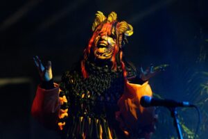 Björk Instagram - thank you for last night brooklyn!

@eartheater 
@jlin_p 
@mun_sing 
@segabodega 
@0800shygirl 

dress @noirkeininomiya 
mask @james.t.merry 
hair @sylvestre_finold 
makeup @julianwolfstoller 
manicure @nailsbymei 
styling @eddagud
photography @santiagraphy

the bowery presents @bowerypresents
