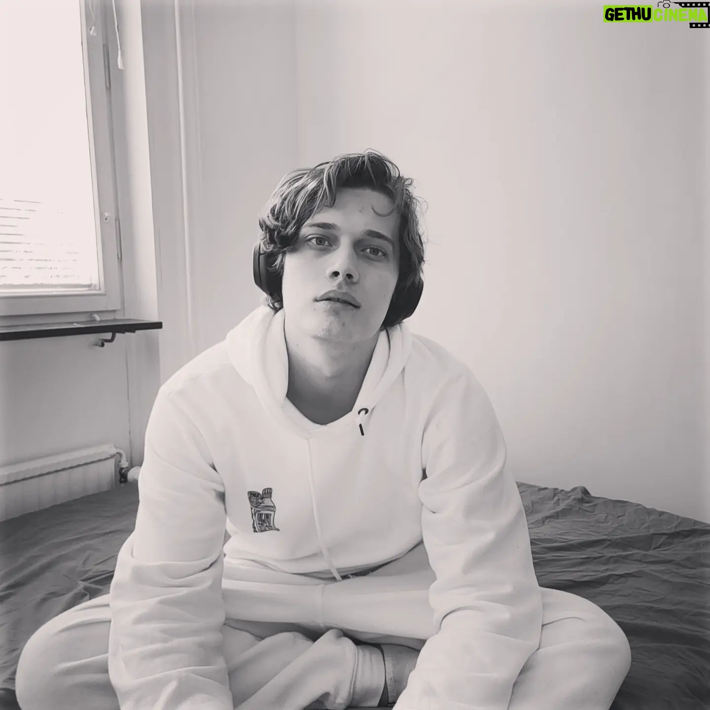 Björn Mosten - 35.2K Likes - New, empty home