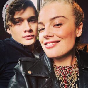 Björn Mosten Instagram - Klar med pressdag 🐳 en vecka tills ni kan se oss på Netflix 💕