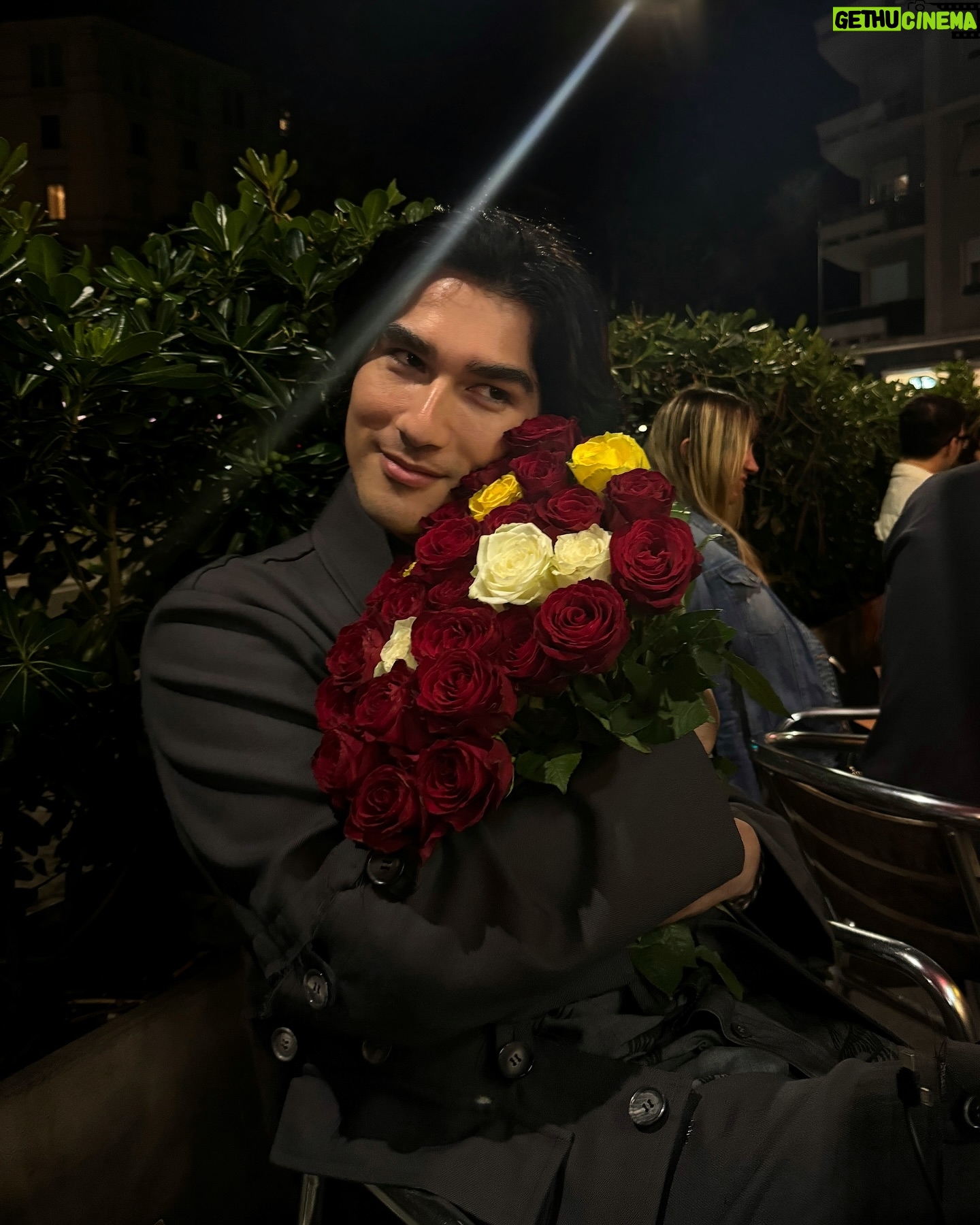 Blake Abbie - 3 Likes - ciao mi chiamo Blake, sono canadese e sono a Milano per il Fashion Week. mi piace la romanza 🥀