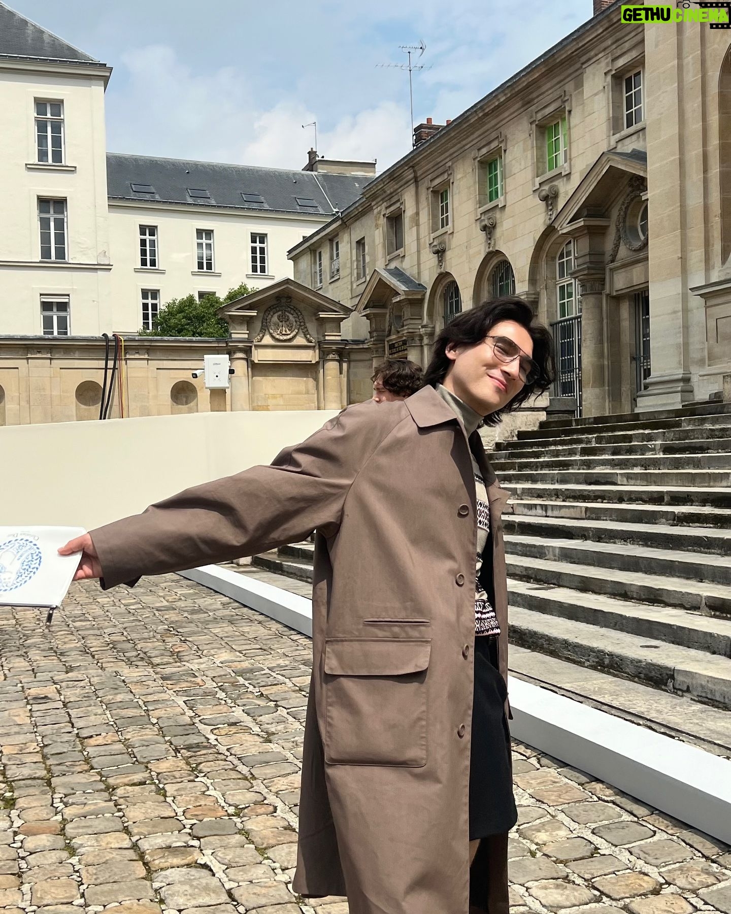 Blake Abbie - 3 Likes - merci @dior and @mrkimjones!
so excited to see @hyltonnel’s artwork blown up on the runway. In Kim’s issue of @amagazinecuratedby Hylton invited us into his home and studio — and even made a ceramic ‘H’ bowl for us! I am so happy Hylton made the trip from South Africa and to have been able to meet!
感谢 to @chinawintour too for making me 帅.