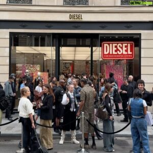 Blake Abbie Instagram - 750 guests and 400 signed copies 😮‍💨 thank you @glennmartens, all the contributors, friends and students who came out yesterday to celebrate Glenn’s @amagazinecuratedby. 

Thank you @diesel for hosting too. And to @mechatok @alyyspace @hotelradioparis fo the music and @jeremy__french for the photos.