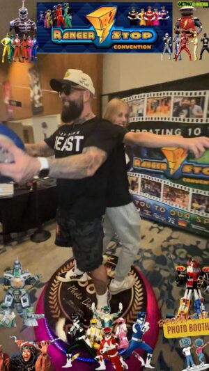 Blake Foster Instagram - Had to shift in the turbo with my nephew at @rangerstop_convention ⚡️ #PowerRangers #Shiftintoturbo #BlueCrew 
🎥 @bbbanks_360_photobooth