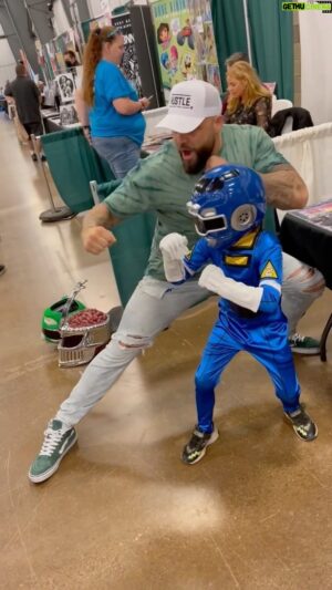 Blake Foster Instagram - I wanted to share one of my favorite moments from @the_monroe_pop_fest… I met a kid who not only had my character’s name from Power Rangers (Justin) but even had my haircut 😄 I had a replica kid’s Blue Turbo suit so I decided to make his day..!

Although a week removed — big thank you to Gary, the con staff/volunteers, vendors, and most of all the attendees for the love and Michigan hospitality — can’t wait to come back! 🙏🙂 #MakePositivityLouder #BlakeFoster #PowerRangers #HustleMatters
📹 @aaron.coney
🎵 @itsmarkcooper 

————————————————————————

#BlueRanger #BlueCrew #itsMorphinTime #ShiftintoTurbo #PowerRangersTurbo #TurboCharged #superhero #nostalgia #childhood #tvshow #nostalgic #popculture #superheroes #comiccon #michigan #MonroePopFest