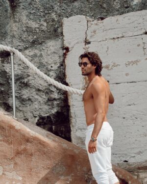 Blake Michael Instagram - Distraction is the enemy. 
Focus is your saving grace. 

- Write down your goals, reflect on them every day
- Make to-do lists
- Never lose sight of the things you want to accomplish

♠️ Just hang in there. And stay focused.