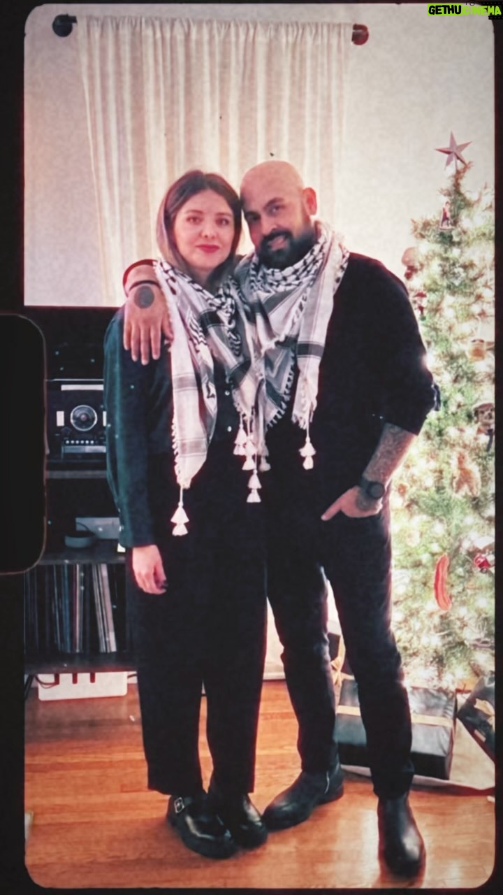 Blake Vaz - 3 Likes - Feliz Navidad from the VAZ famiglia.
Enjoy, love and hug your loved ones, we are blessed to be able to do so when so many innocent lives are being lost.
#CEASEFIRE NOW!!