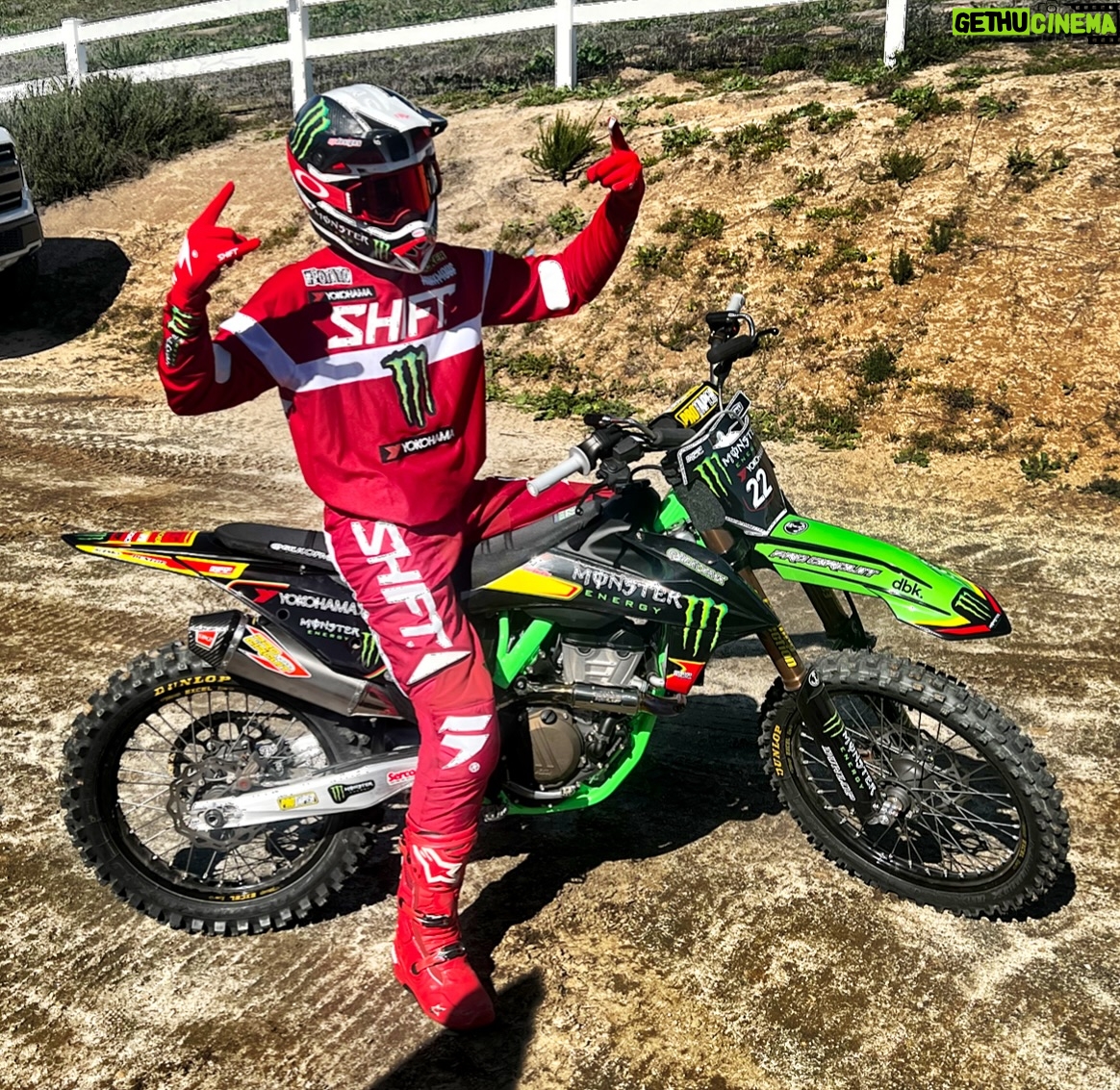 Blake Williams - 1.8K Likes - Solid sesh this morning @dirtbikekidz HQ 🤘🏻 new bike is 👌🏻 cheers @mitchcpayton @procircuit78 @monsterenergy @browniemx 🙌🏻🙌🏻🙌🏻 #Weapon #KX350F
Also @sppgraphics @acerbisusa @protaper @fcsuspension @gpr_stabilizer @topline27 @antigravitybatteries @matrixconcepts @dt1filterservice @ridedunlop
