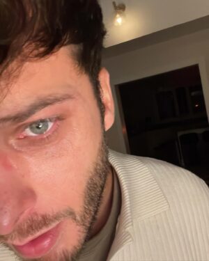 Blas Cantó Instagram - “Tú nunca me has querido” es algo más que una canción de desamor. Es el antónimo de toda la gente que SÍ nos ha querido con locura. ellxs son solo unos cuantos de los que han secado las lágrimas de la primera foto. Creo que nunca he subido una foto llorando, no recuerdo ni por qué fue. 🌻 Disponible el 10 de mayo. Ya en pre-save