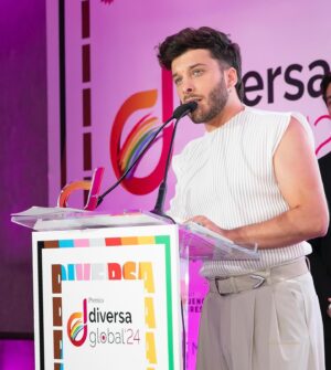 Blas Cantó Instagram - Ayer recibí el premio @diversaglobal a la Música, y me sentí tremendamente emocionado. 🥹💫 siempre he hablado en público y no tengo problema con eso, pero ayer se hizo muy difícil, no me salían las palabras. Gracias a @noediazsz @dangeloous y @noor.alamarty que hicieron un poco de terapia conmigo para descorchar todo lo que tenía que decir 😍 

Nunca antes me habían dado un premio por simplemente SER, y eso es sencillamente precioso. 

Gracias @beajarrin por entregarme el premio y a todos los amigos y amigas que vi ayer, sois maravillosxs.

 📸 @juliaroblesfoto