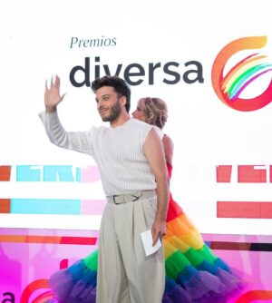 Blas Cantó Instagram - Ayer recibí el premio @diversaglobal a la Música, y me sentí tremendamente emocionado. 🥹💫 siempre he hablado en público y no tengo problema con eso, pero ayer se hizo muy difícil, no me salían las palabras. Gracias a @noediazsz @dangeloous y @noor.alamarty que hicieron un poco de terapia conmigo para descorchar todo lo que tenía que decir 😍 

Nunca antes me habían dado un premio por simplemente SER, y eso es sencillamente precioso. 

Gracias @beajarrin por entregarme el premio y a todos los amigos y amigas que vi ayer, sois maravillosxs.

 📸 @juliaroblesfoto